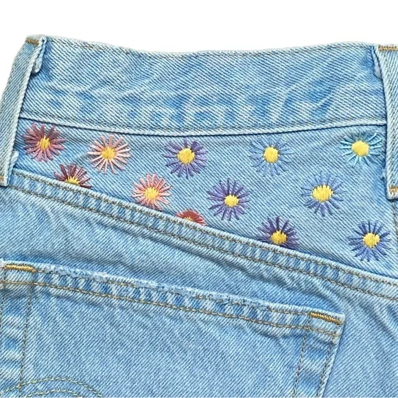 Hand Embroidered Levi’s button fly 501 High Rise Distressed Short Sh… - Picture 3 of 8